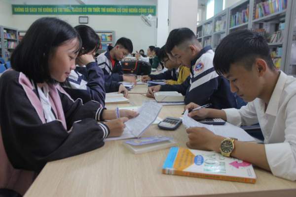Hà Tĩnh: Cô thủ thư đi xin sách để tặng trẻ em nghèo 5