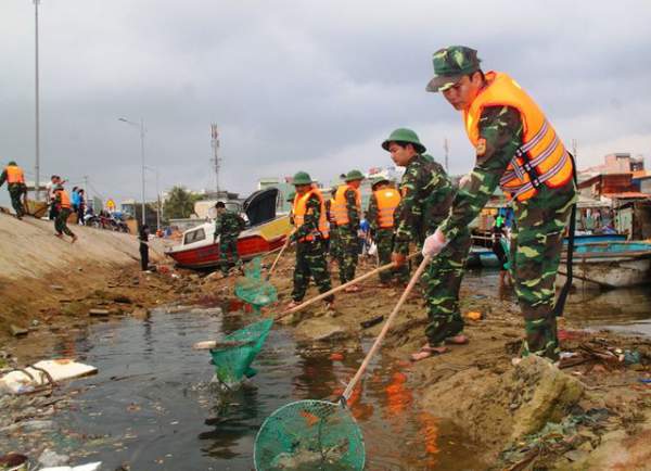 Bình Định: Thanh niên chèo thuyền, vớt rác quanh khu “ổ chuột” 2
