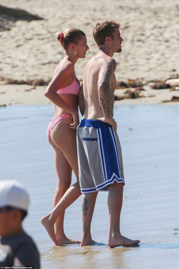 Justin Bieber cùng vợ ra biển 6