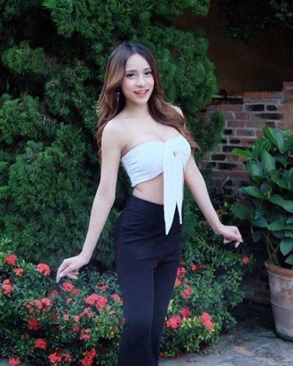 Mỹ nữ Thái Lan phô bày đường cong với áo crop top