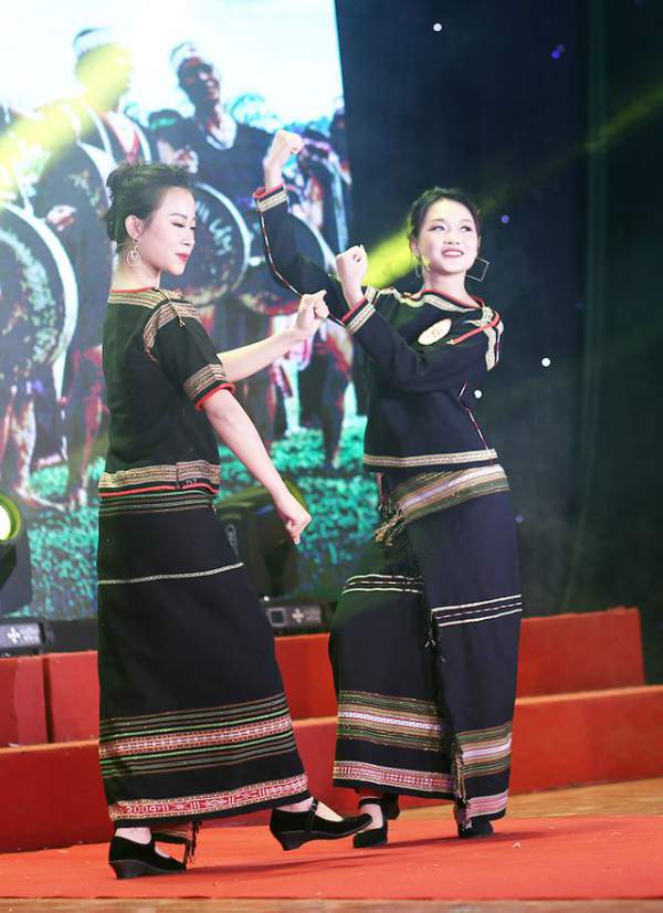 Nữ sinh ĐH Văn hóa khoe sắc trong trang phục các dân tộc Việt Nam 12