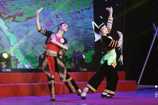 Nữ sinh ĐH Văn hóa khoe sắc trong trang phục các dân tộc Việt Nam 8