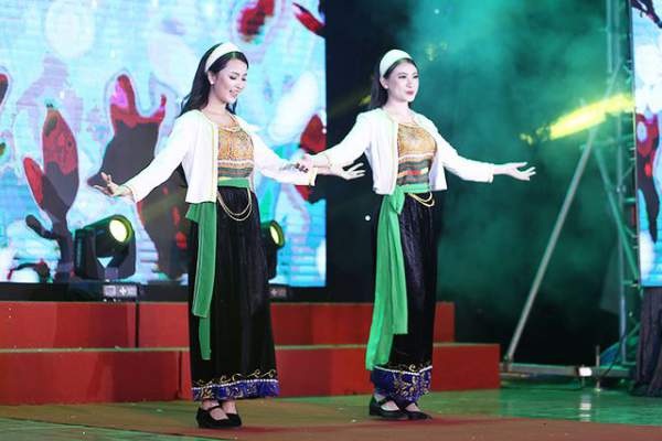 Nữ sinh ĐH Văn hóa khoe sắc trong trang phục các dân tộc Việt Nam 7
