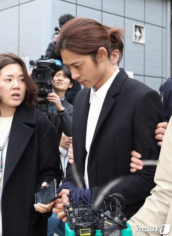 Jung Joon Young bị còng tay vfa áp giải đến đồn cảnh sát 2