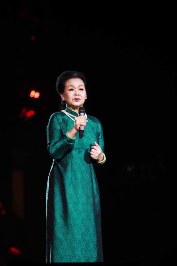 Khánh Ly bất ngờ khi được Tùng Dương gọi là “U” trên sân khấu
