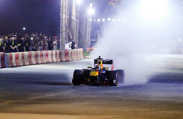 Lần đầu xem xe đua F1 "rít ga" tại Hà Nội 6