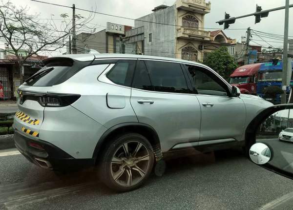 Xe ô tô VinFast Lux chạy thử nghiệm trên đường phố Hải Phòng 2