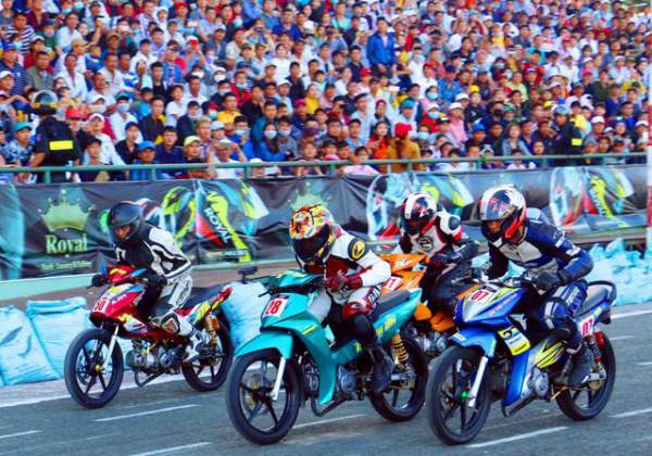 Giải đua xe mô tô toàn quốc chào mừng 30/4 thu hút 56 tay đua tranh tài 2