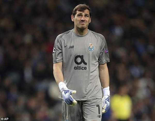 Iker Casillas nhập viện khẩn cấp do đau tim