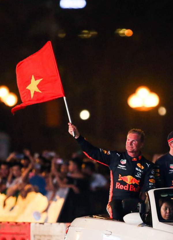 Lần đầu xem xe đua F1 "rít ga" tại Hà Nội 12
