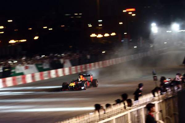 Lần đầu xem xe đua F1 "rít ga" tại Hà Nội 9