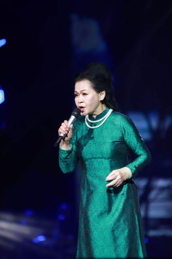 Khánh Ly bất ngờ khi được Tùng Dương gọi là “U” trên sân khấu 3