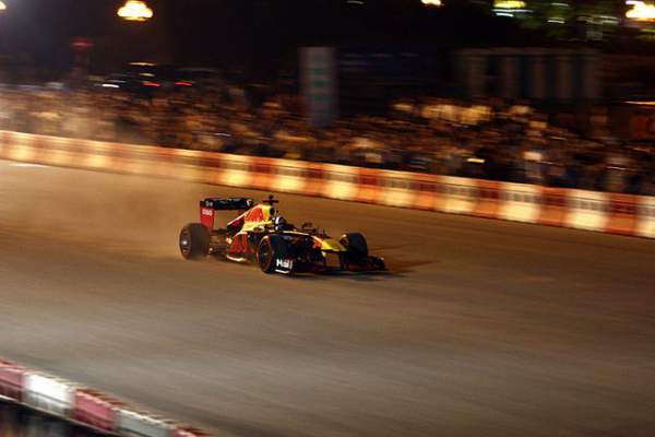 Lần đầu xem xe đua F1 "rít ga" tại Hà Nội 5