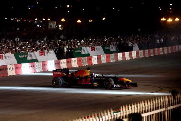 Lần đầu xem xe đua F1 "rít ga" tại Hà Nội 4
