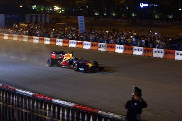 Lần đầu xem xe đua F1 "rít ga" tại Hà Nội 10