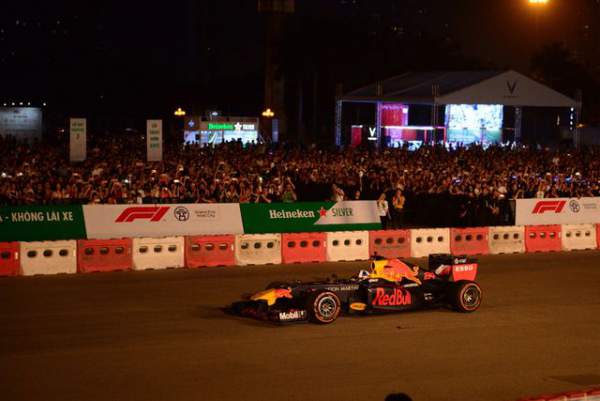 Lần đầu tiên trải nghiệm trình diễn xe đua F1 "lăn bánh" tới Hà Nội
