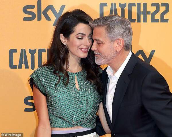 George Clooney tình tứ bên vợ kém 17 tuổi