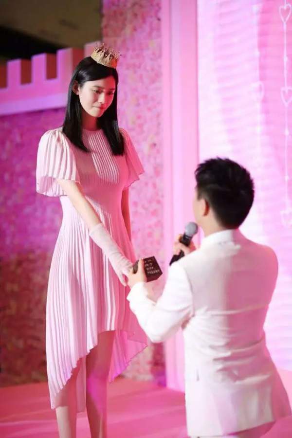 Cộng đồng mạng xứ Trung xôn xao vì màn cầu hôn "như phim" của người mẫu nội y Hề Mộng Dao 3