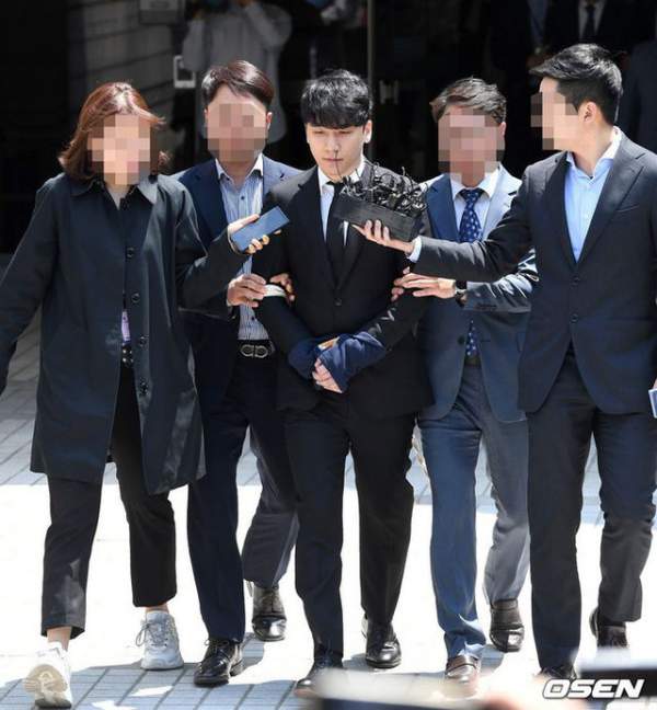 Seungri được thả sau vài tiếng bị còng tay, áp giải về trại tạm giam