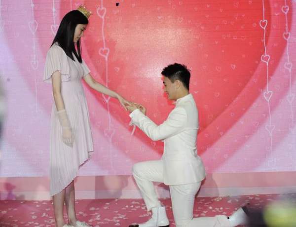 Cộng đồng mạng xứ Trung xôn xao vì màn cầu hôn "như phim" của người mẫu nội y Hề Mộng Dao 4