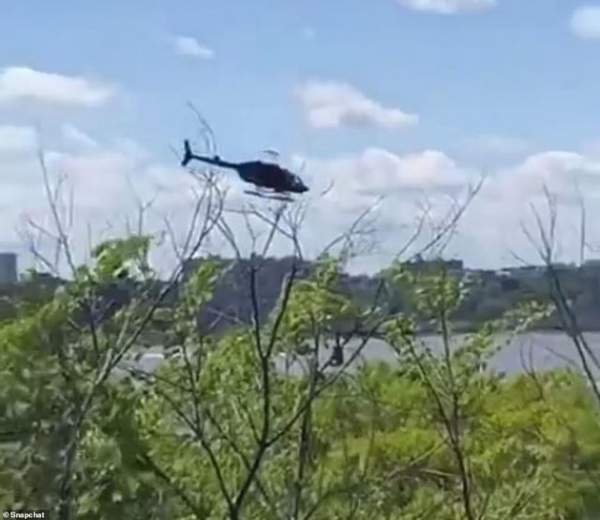 Khoảnh khắc trực thăng lảo đảo rơi xuống sông ở New York