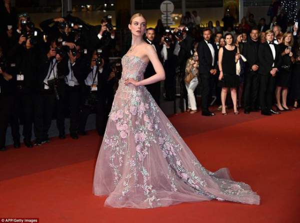 Tài sắc của “nàng thơ” 21 tuổi được ví như “nữ thần sắc đẹp” ở Cannes 5