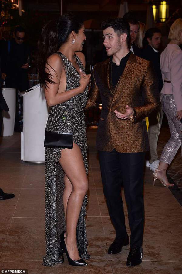 Hoa hậu Priyanka Chopra khoe chân dài bên chồng trẻ 4