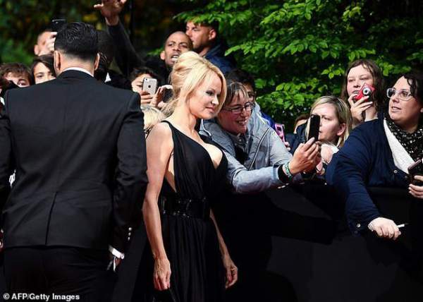 Pamela Anderson dự sự kiện cùng bạn trai kém 18 tuổi 7