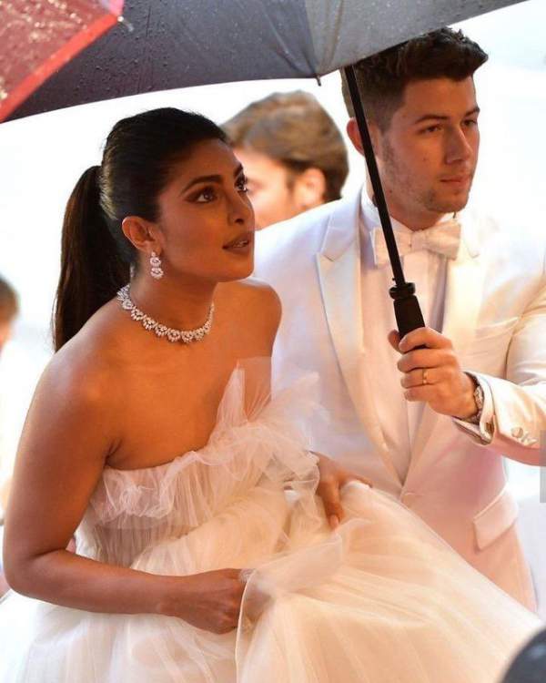 Priyanka Chopra - Nick Jonas: Cặp đôi nổi bật nhất LHP Cannes 4