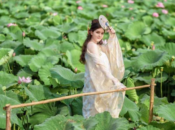 “Búp bê lai” Việt - Nga diện áo yếm, hóa tiên nữ tạo dáng bên hoa sen 10