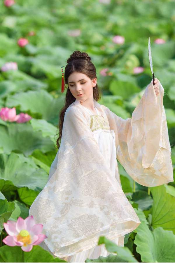 “Búp bê lai” Việt - Nga diện áo yếm, hóa tiên nữ tạo dáng bên hoa sen 4