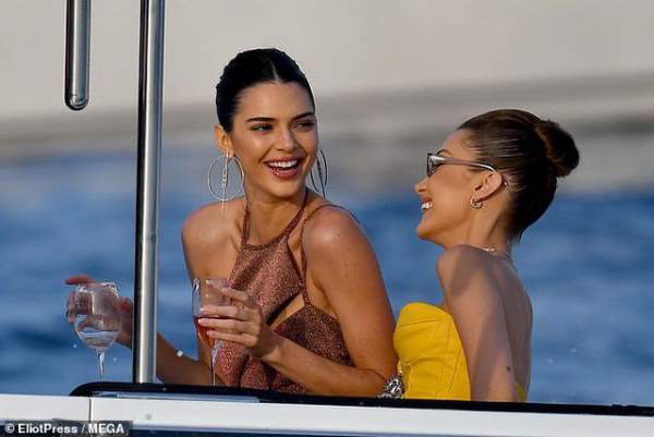 Kendall Jenner vui đùa trên biển cùng Bella Hadid 5