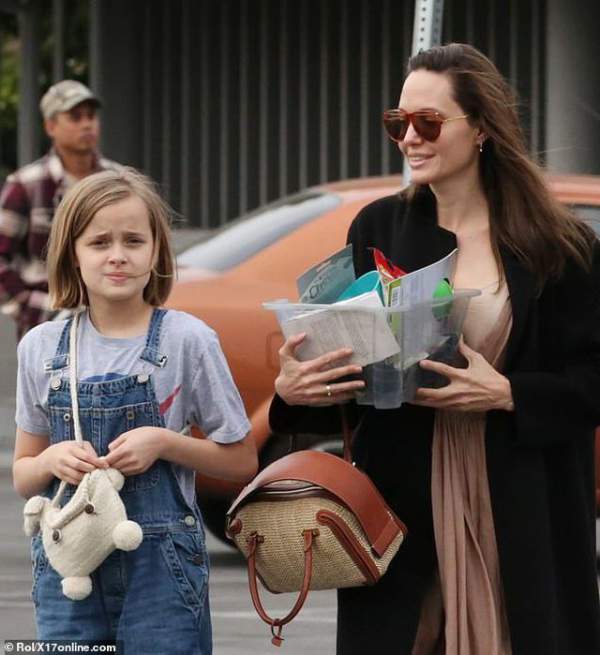 Angelina Jolie đưa con đi chơi phố, Rihanna gợi cảm quảng cáo nội y 2