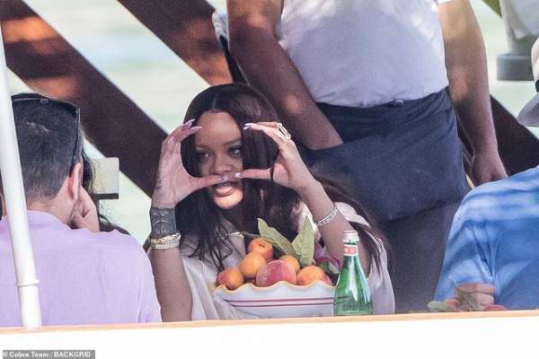 Rihanna hạnh phúc bên bạn trai đại gia 3
