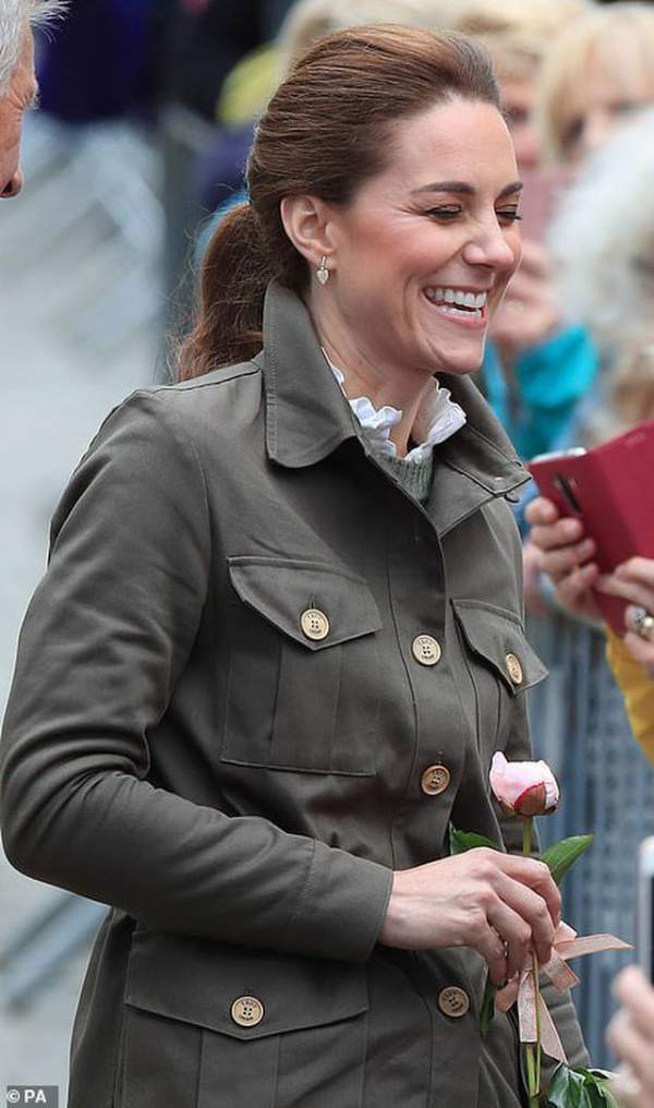 Công nương Kate Middleton ăn vận trẻ trung dự sự kiện