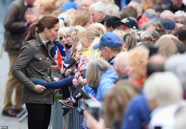 Công nương Kate Middleton ăn vận trẻ trung dự sự kiện 7