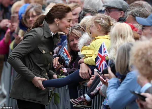 Công nương Kate Middleton ăn vận trẻ trung dự sự kiện 9