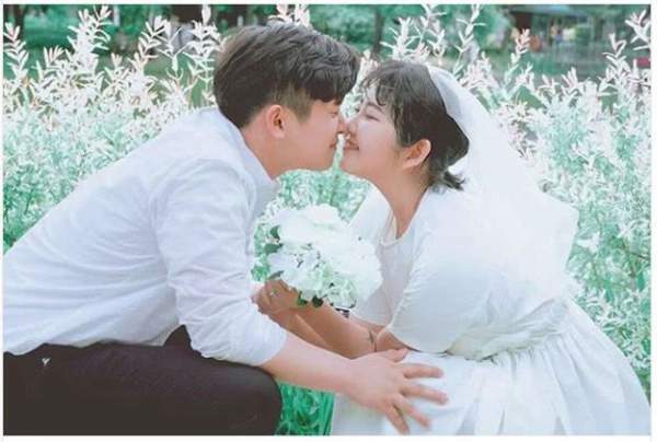 17 tuổi, con gái nữ diễn viên Choi Ji Shil khoe ảnh cưới