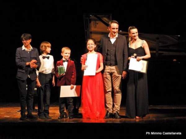 Thí sinh 12 tuổi giành 3 giải Nhất trong cuộc thi piano quốc tế ở Ý 2