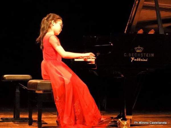 Thí sinh 12 tuổi giành 3 giải Nhất trong cuộc thi piano quốc tế ở Ý