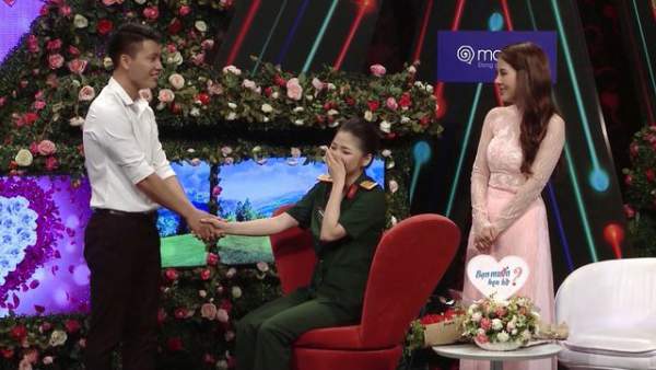 Hot girl quân y xinh đẹp ngượng ngùng khi trai lạ nắm tay trên truyền hình 4