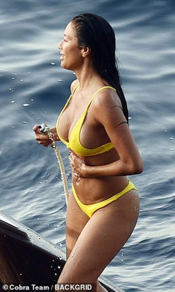 Nicole Scherzinger bốc lửa với bikini vàng 5