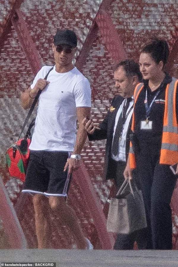 Ronaldo và bạn gái trở về sau kỳ nghỉ tại Hi Lạp