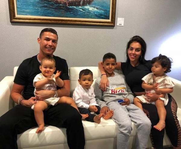 Ronaldo và bạn gái trở về sau kỳ nghỉ tại Hi Lạp 7
