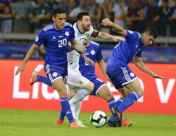Messi ghi bàn, Argentina may mắn thoát thua Paraguay