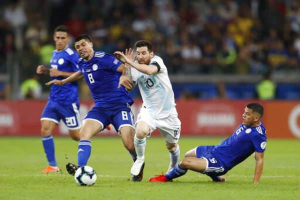 Messi ghi bàn, Argentina may mắn thoát thua Paraguay 6