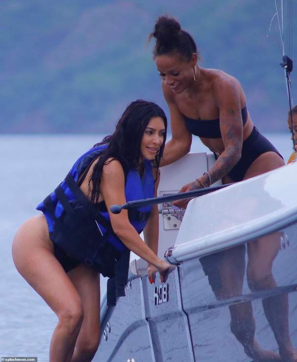 Kim Kardashian gợi cảm trên biển 7