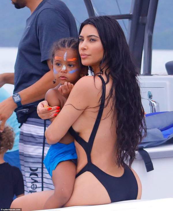 Kim Kardashian gợi cảm trên biển 5