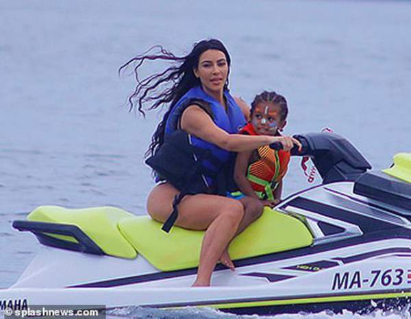 Kim Kardashian gợi cảm trên biển 3