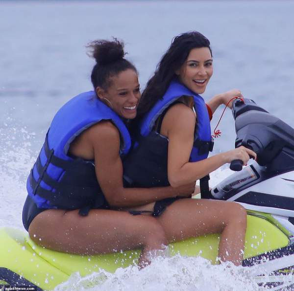Kim Kardashian gợi cảm trên biển 6